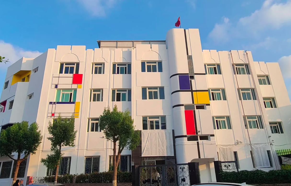 Bâtiment Gauss — façade blanche et colorée